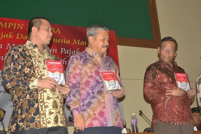 Usai Menjadi Pembicara, Mahfud MD Terima Cendera Mata