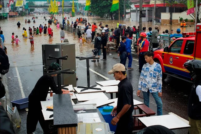 Aktifitas Korban Banjir di Kampung Melayu