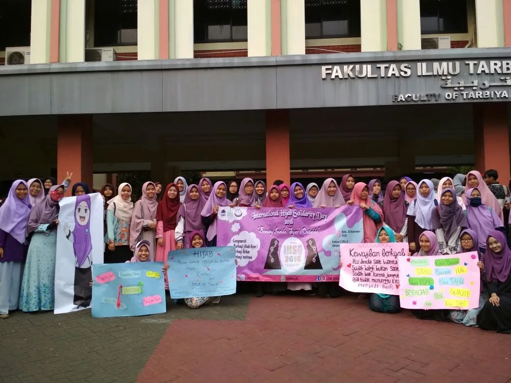 Peringati IHSD, LDK UIN Jakarta Bagikan Hijab Gratis