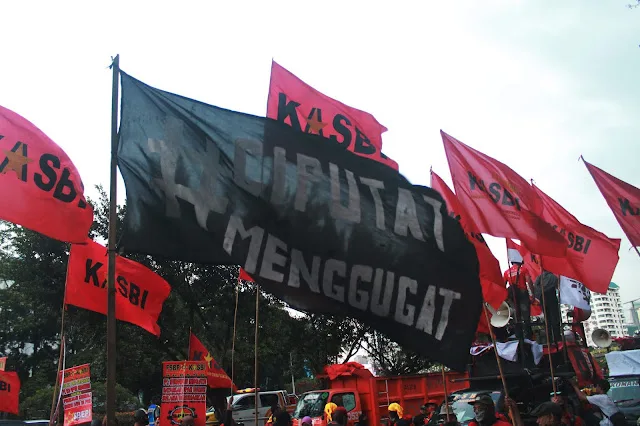 Foto: Tolak Omnibus Law, KASBI dan Mahasiswa Gelar Unjuk Rasa