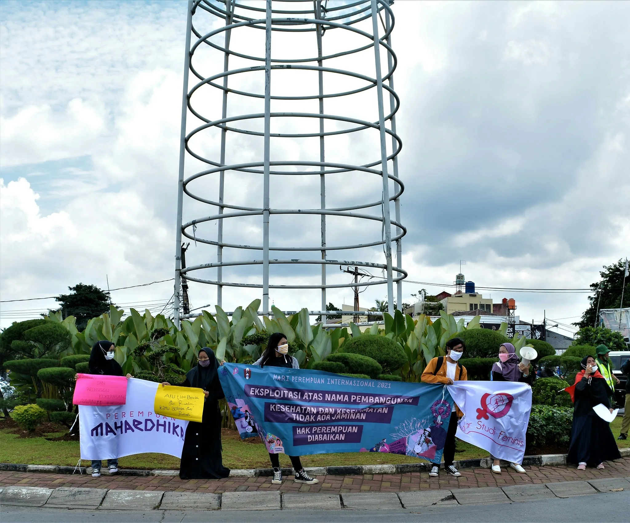 Sambut IWD, Perempuan Mahardhika Gelar Aksi di Bundaran Pamulang