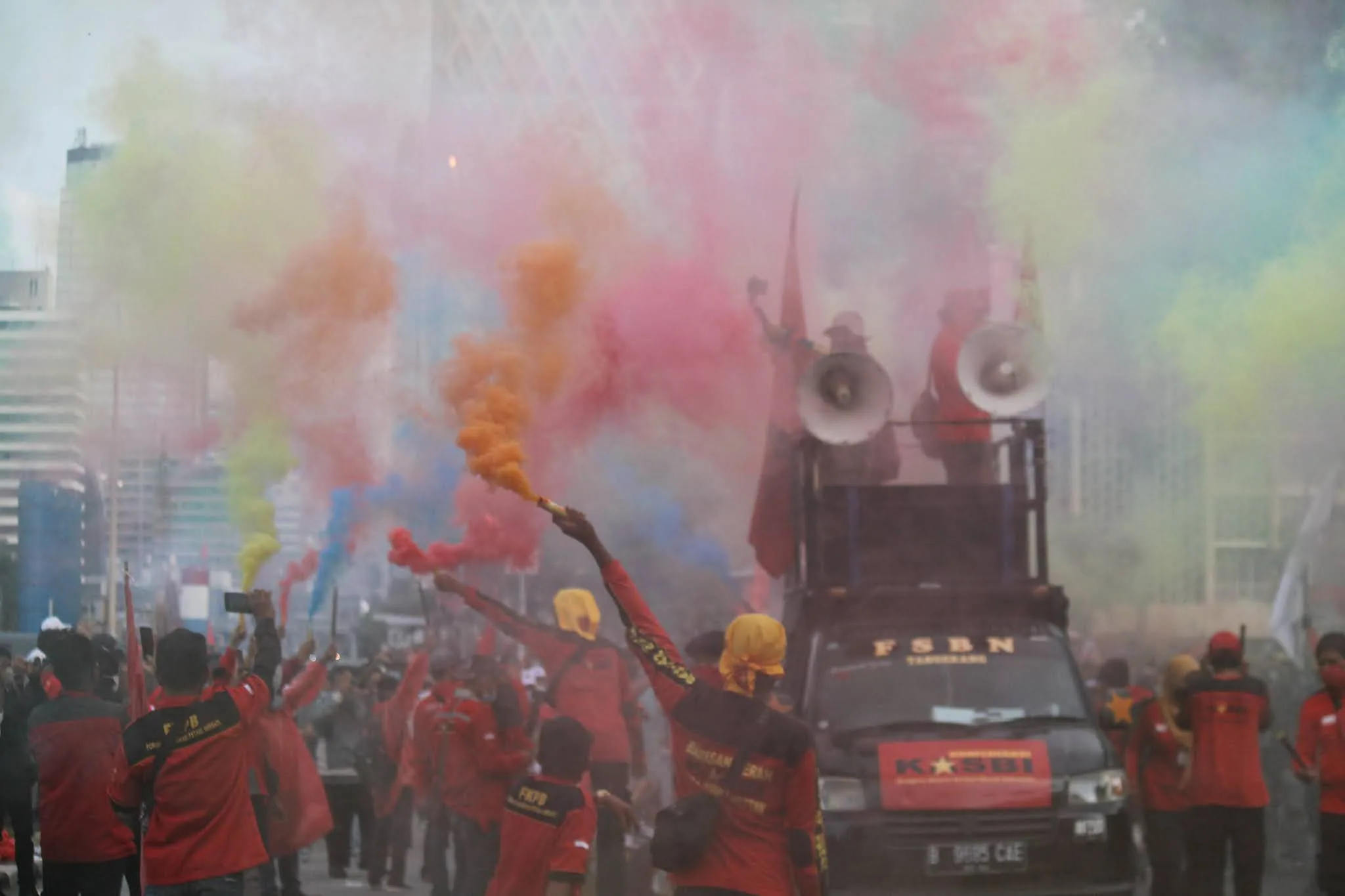 Galeri Foto: Unjuk Rasa Hari Buruh di Depan Patung Kuda Monas