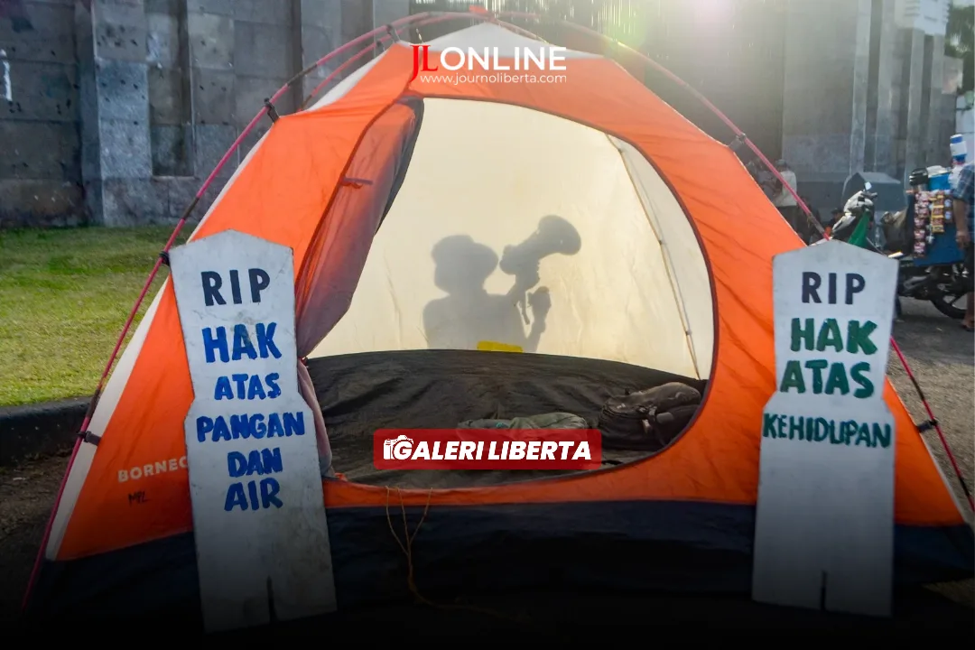 Siluet pengunjuk rasa dari Wahana Lingkungan Hidup Indonesia (WALHI) berorasi saat aksi damai memperingati Hari Bumi di depan Gedung DPR new galfot 3 20260425 162356 0000 img4011128