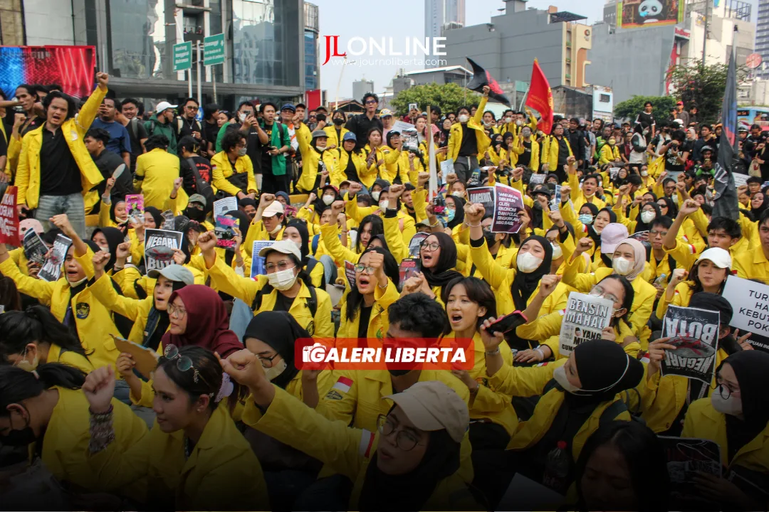Mahasiswa yang tergabung dalam Badan Eksekutif Mahasiswa Universitas Indonesia (BEM UI) menyampaikan aspirasi saat Aksi Menuju Indonesia Bangkrut di kawasan Bundaran HI, Jakarta, Jumat (12/6). Journo Liberta/Nova Annur Rahmawati.