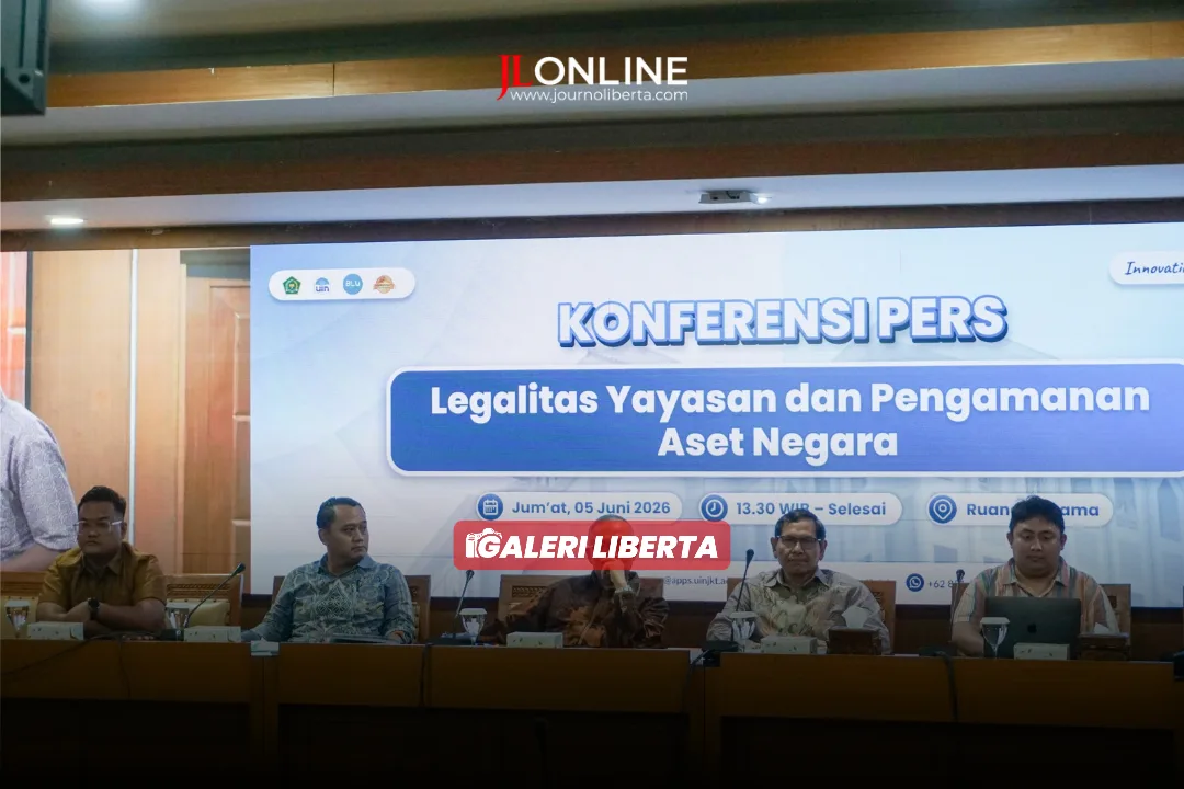 Wakil Rektor II UIN Jakarta Imam Subchi (kanan), Mantan Rektor UIN Jakarta periode 2015-2019 Dede Rosyada (tengah), dan Kuasa Hukum UIN Jakarta Alwanih (kiri) menggelar Konferensi Pers Legalitas Yayasan dan Pengamanan Aset Negara di Kampus UIN Jakarta, Jumat (5/6). Journo Liberta/Andini Septiani.