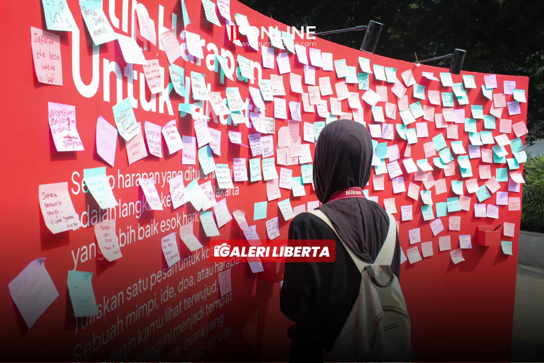 Seorang pengunjung melihat pesan harapan saat pagelaran Jakarta Future Festival 2026 di Taman Ismail Marzuki, Jakarta, Sabtu (6/6). Journo Liberta/Nova Annur Rahmawati.