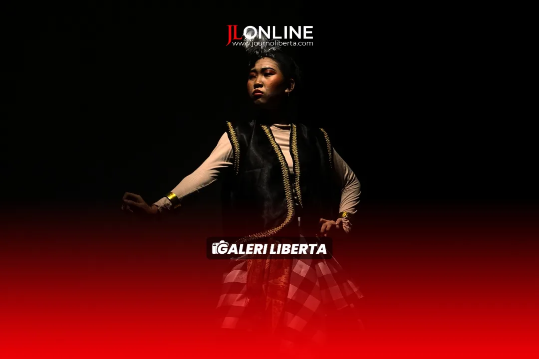 Seorang anggota Teater Syahid memerankan tokoh Laras yang memperagakan Semar dalam pementasan berjudul Semar Mencari Raga di Aula Student Center UIN Jakarta, Minggu (7/6). Journo Liberta/Andini Septiani.