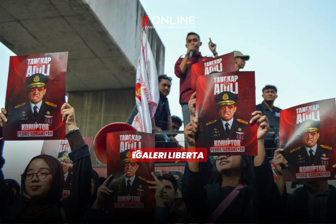 Massa aksi mengangkat poster saat Aksi Indonesia Darurat Korupsi di Kejaksaan Agung RI, Jakarta, Senin (20/7). Journo Liberta/Dhiandra Mira Amelia.